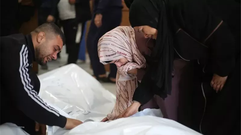 عائلة فلسطينية تبكي شيهدًا جراء العدوان الإسرائيلي على قطاع 