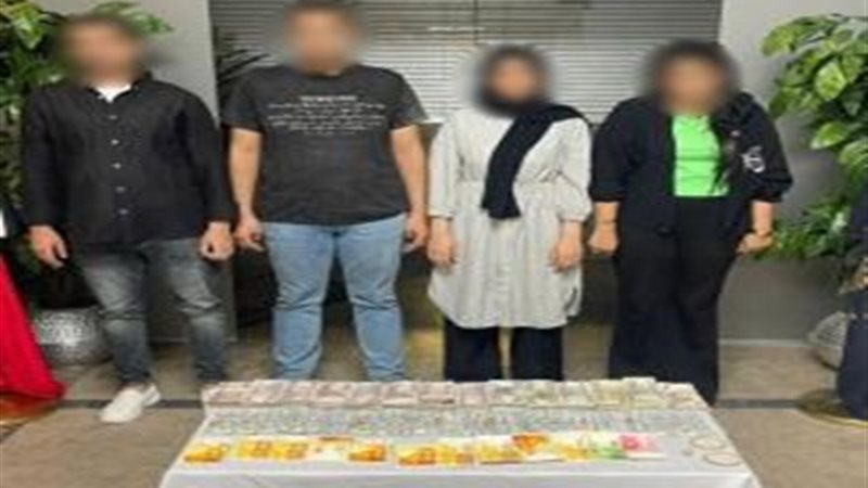 المتهمين و أمامهم المضبوطات