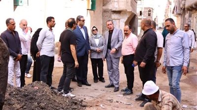 محافظ دمياط يتابع ميدانياً الأعمال الأولية لرصف شارع السلام بكفر البطيخ