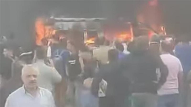 اندلاع حريق في ميكروباص 