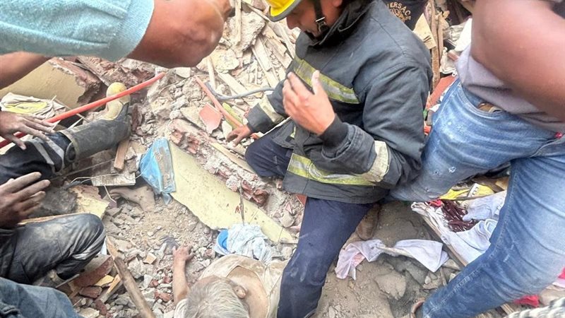 لحظة إنتشال شخص من تحت الأنقاض 