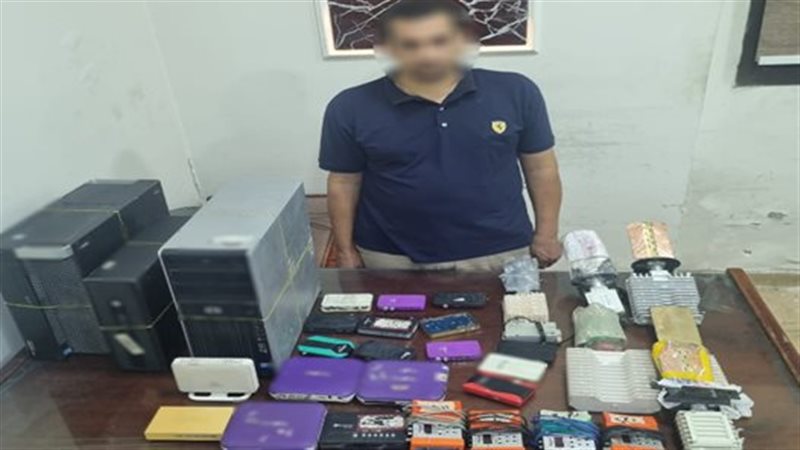 المتهم وأمامه المضبوطات 