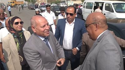 مُحافظ القاهرة ورئيس الغُرفة التجارية يتفقدان سوق اليوم الواحد بحي 15 مايو