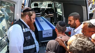 إسرائيل تتسلّم رفات رهينة من الصليب الأحمر في غزة.. مؤشر جديد على تقدم اتفاق الهدنة