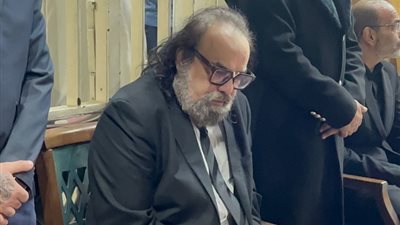 انهيار أبو الليف في عزاء شقيقه عادل أنور وأيمن بهجت قمر يواسيه