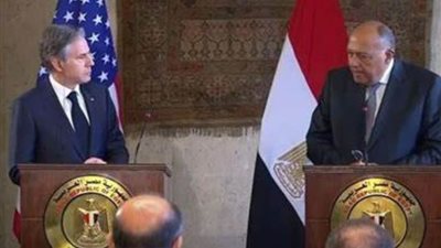 وزير الخارجية يؤكد لنظيره الأمريكي ضرورة توفير الملاحة الآمنة في البحر الأحمر