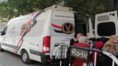 الداخلية تواصل تقديم المساعدات المدنية للمواطنين بأماكن تواجدهم
