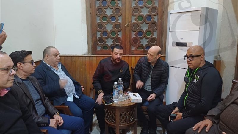 الفنان مصطفى كامل خلال العزاء