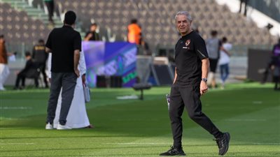 لاعبو الأهلي يعاينون أرضية الملعب قبل مباراة أوراوا بكأس العالم للأندية