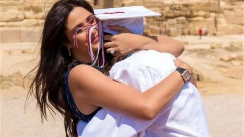 ياسمين عبد العزيز وابنتها