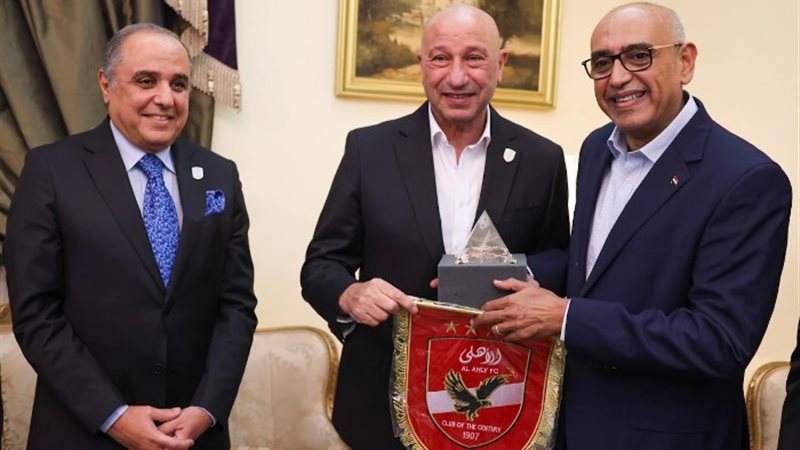 بعثة الأهلي رفقة القنصل المصري