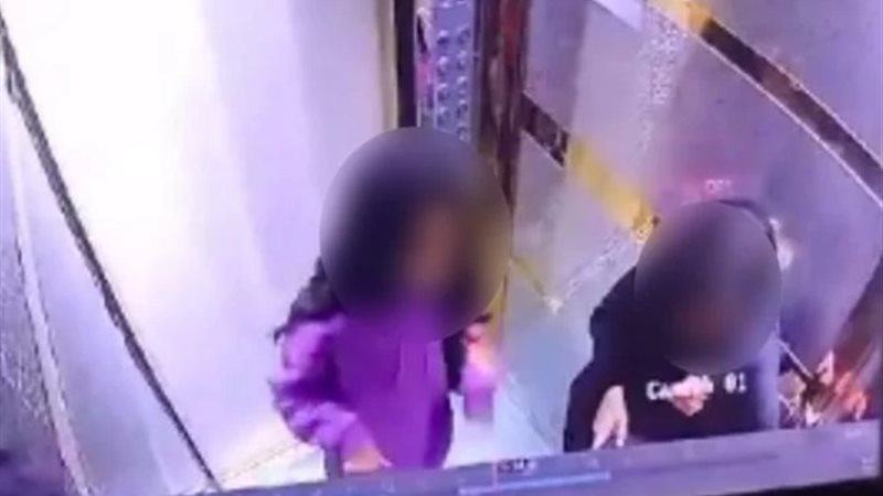 صورة الطفلتين في المصعد