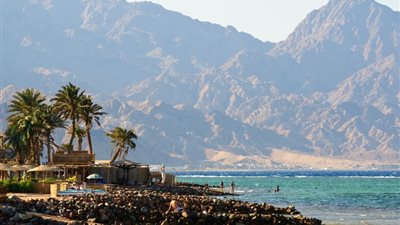 القاهرة الإخبارية: سماع دوي انفجارات في سماء مدينة دهب