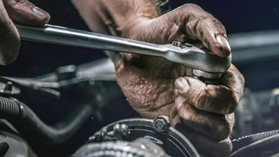 ضبط ميكانيكي وصاحب مخزن خردة لسرقتهما السيارات وبيعها قطع غيار