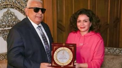 في اليوم العالمي لمتحدي الإعاقة.. تكريم إلهام شاهين من أول مصور كفيف