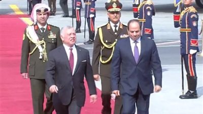 الرئيس السيسي يستقبل العاهل الأردني بمطار القاهرة الدولي