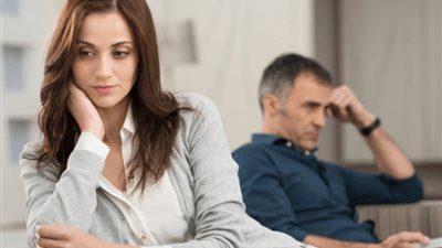 من دفاتر محكمة الأسرة.. هناء تخلع زوجها بسبب عينه «الزايغة»