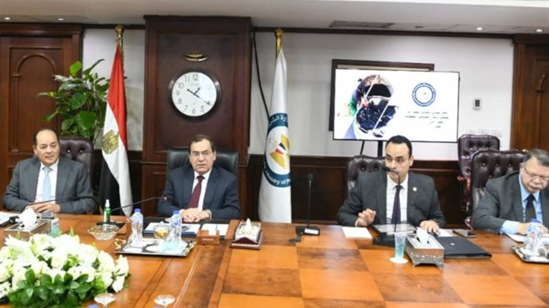 وزير البترول خلال الاجتماع
