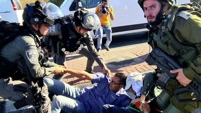 جنود إسرائيليون يعتدون على الفلسطينين