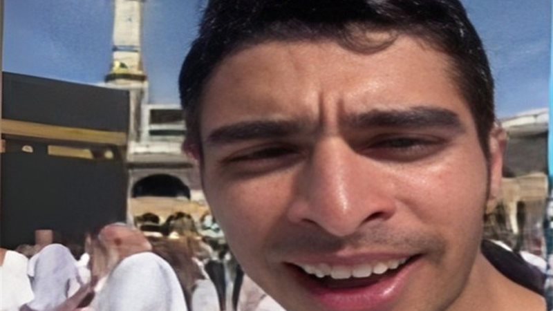 شاب يغني أمام الكعبة