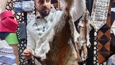 «الجمهور» فى معايشة مع أمهر صنايعي لوحات من جلود الحيوانات