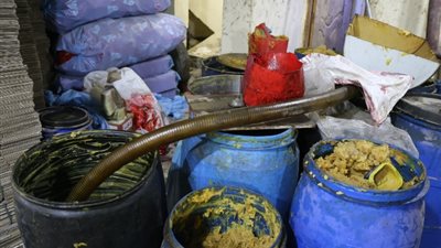 «عبوات و استيكر جديد» ..ضبط مصنع زيوت السيارات المغشوشة بـ 6 أكتوبر