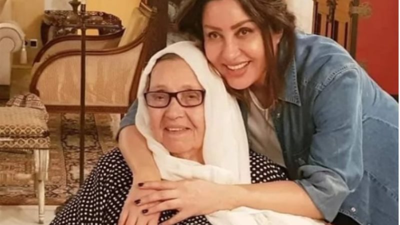 الفنانة لطيفة