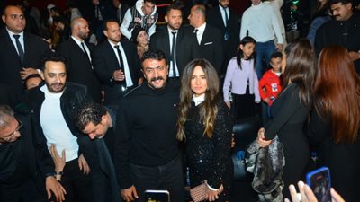 صور تذكارية لأبطال فيلم «الإسكندراني» فور انتهاء عرضه الخاص