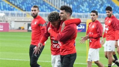 بالأحضان.. وصلة هزار بين إمام عاشور وزيزو من مران منتخب مصر «صور»