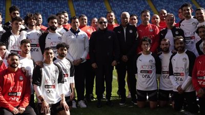 قبل أمم إفريقيا.. الرئيس السيسي يطالب لاعبي الفراعنة برفع اسم مصر