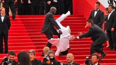 مغني أمريكي يتعرض للموقف مُحرج في حفل توزيع جوائز جولدين جلوب