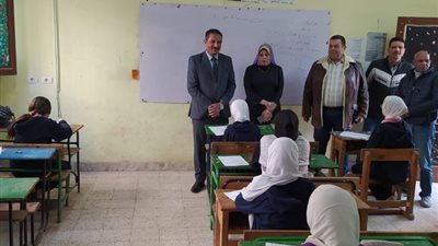 وكيل «التعليم» يتفقد لجان امتحانات النقل الابتدائية والإعدادية بالجيزة