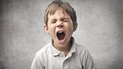 «ازاي تربي طفلك العنيد».. 5 نصائح للأمهات