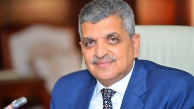 أسامة ربيع ينفى تعليق الملاحة بقناة السويس بسبب التطورات بالبحر الأحمر