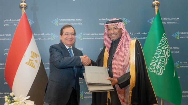المهندس طارق الملا وزير البترول والثروة المعدنية خلال توقيع