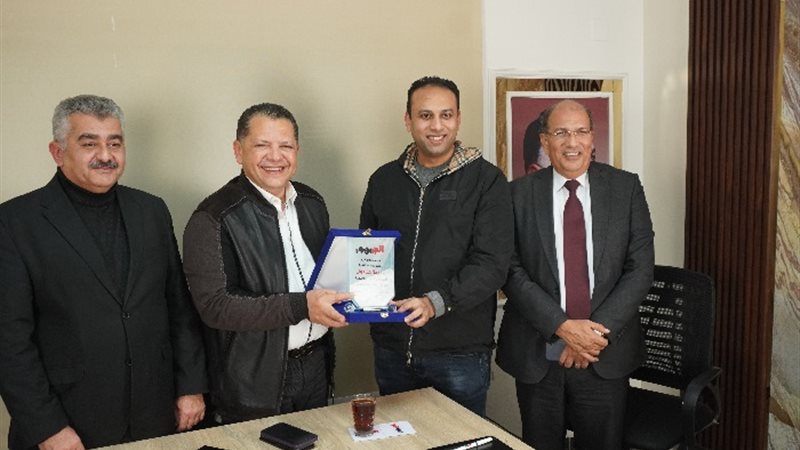 رئيس التحرير أمين صالح يسلم مؤسسو مدينة طربول الصناعية درع 