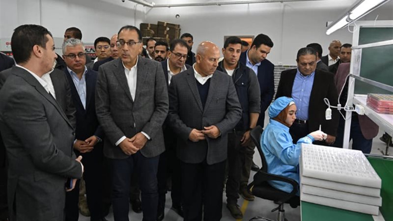 تفقد رئيس مجلس الوزراء لمصنع وادي السيلكون
