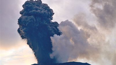 ثورة ميرابى، انفجار بركان في إندونيسيا بعد خمول 800 عام
