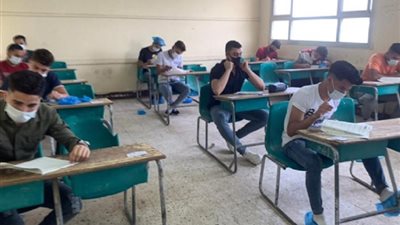طلاب الصف الثاني الثانوي بالقاهرة يؤدون امتحان الجبر