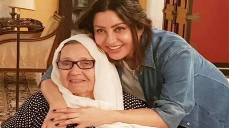 الفنانة لطيفة ووالدتها