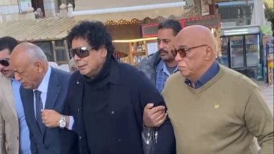 وصول جثمان شقيقة محمد منير إلى مسجد الحصري بـ6 أكتوبر