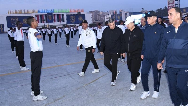 وزير الدفاع يتفقد الأنشطة التدريبية