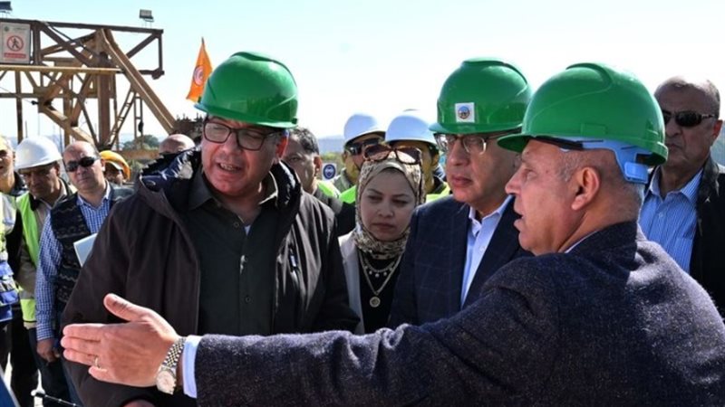 رئيس الوزراء يتفقد عددا من المشروعات