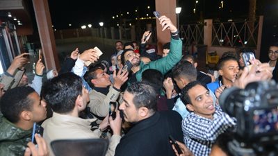 «ابن بلدنا جايين نفرح بيه».. قاعات سينما المنيا كاملة العدد بحضور عصام السقا