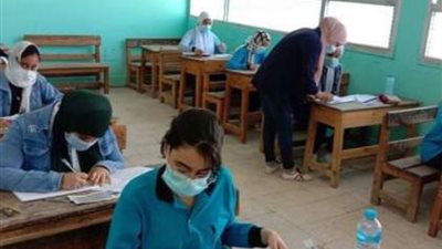 طلاب الإعدادية بالقاهرة يؤدون امتحان مادة العلوم اليوم