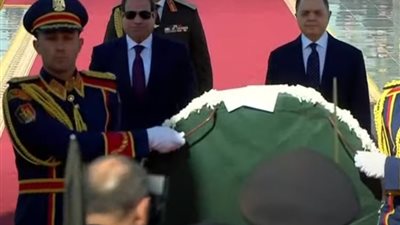 الرئيس السيسي يضع إكليلا من الزهور على النصب التذكاري لشهداء الشرطة