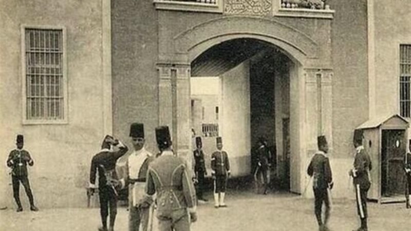 من أمام مدرسة البوليس المصرية عام 1900