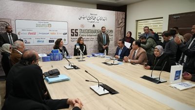 معرض القاهرة للكتاب، وزيرة الثقافة تشهد حفل توقيع ديوان «شغف أزرق»