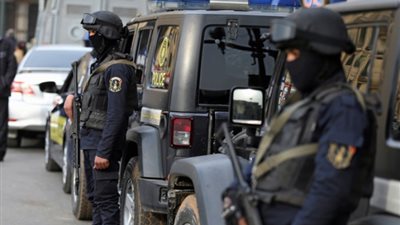 القبض على عامل خردة وسائق بتهمة الاتجار في السلاح بالعمرانية
