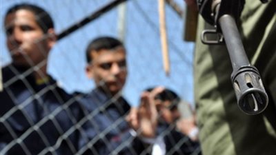 جرائم الاحتلال في غزة، تضييقات وتنكيل بالجملة ضد المعتقلين الفلسطينيين
